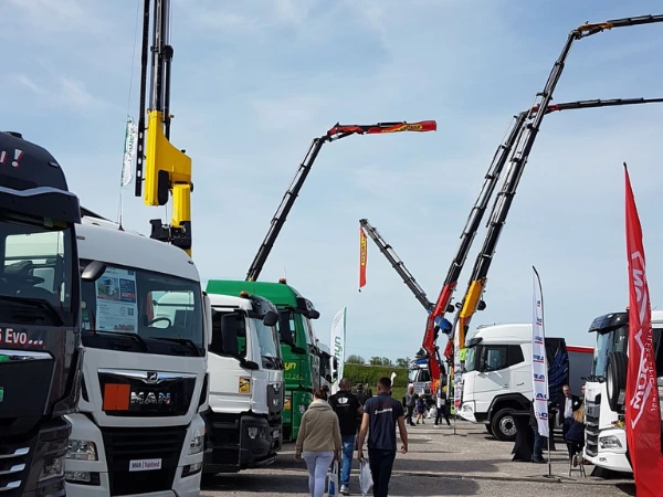 Camions poids lourd équipés de grues hydrauliques exposés au Salon du Poids Lourd à Audruicq