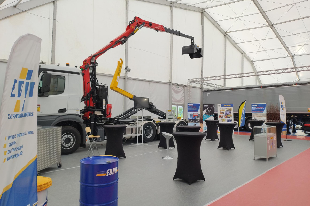 Stand EDHD au Salon du Poids Lourds Audruicq 2026 avec camion grue Palfinger