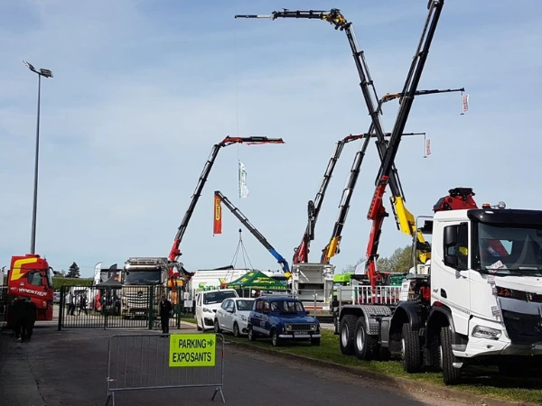 Grues hydrauliques PALFINGER déployées sur camions lors du Salon du Poids Lourd à Audruicq