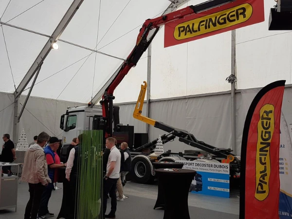 Stand PALFINGER avec grue hydraulique sur camion lors du Salon du Poids Lourd à Audruicq