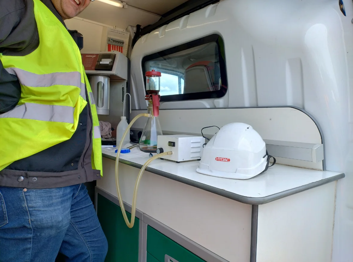 Équipements d'analyse d'huile hydraulique installés dans le laboratoire mobile HYDAC lors d'une intervention sur site industriel.