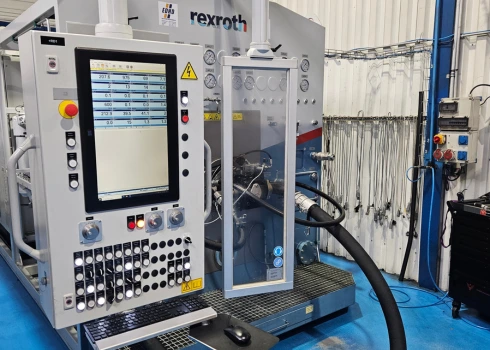 Banc d'essai hydraulique Bosch Rexroth utilisé pour tester un moteur Poclain MS05 après réparation