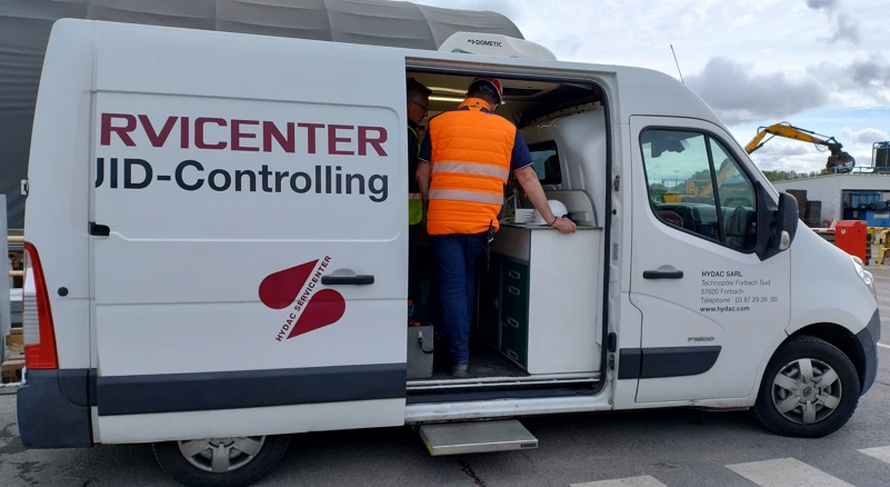 Camion laboratoire mobile HYDAC utilisé pour réaliser des analyses d'huile hydraulique directement sur un site industriel.