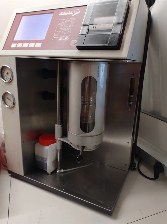 Compteur de particules utilisé dans le laboratoire mobile HYDAC pour analyser le niveau de contamination d'une huile hydraulique.
