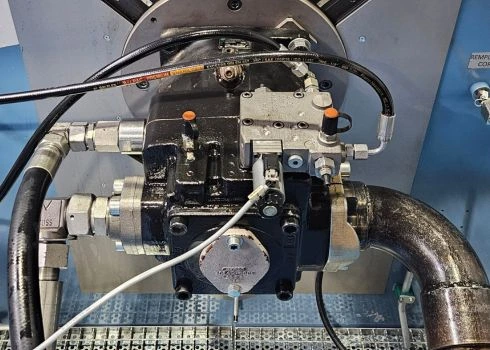 Moteur hydraulique Poclain MS05 en essai sur banc hydraulique après réparation